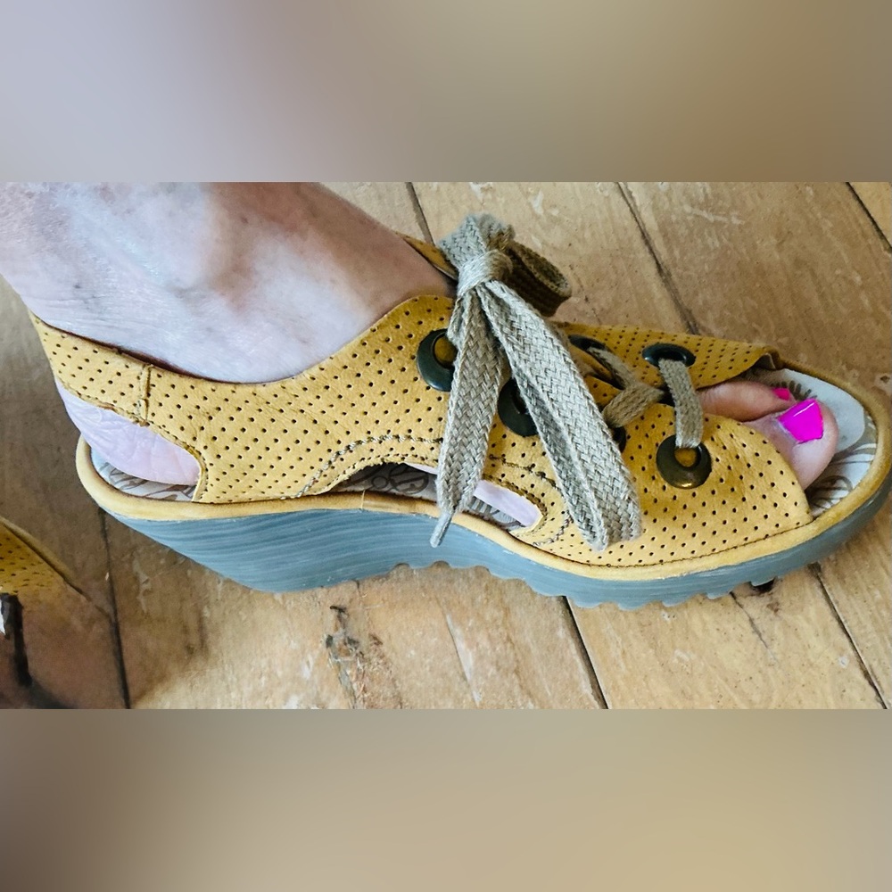 FLY London YLFA Buttercup Leather Lace-Up Wedge Gladiator Sandal Woman Size 9